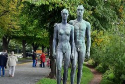 Skulptur Menschenpaar Photo
